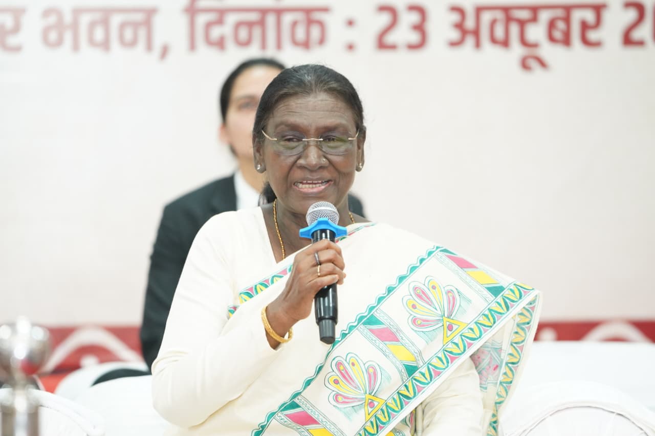राष्ट्रपति श्रीमती द्रौपदी मुर्मु ने बस्तर दशहरा की अनूठी परंपराओं और जनजातीय संस्कृति की सराहना की